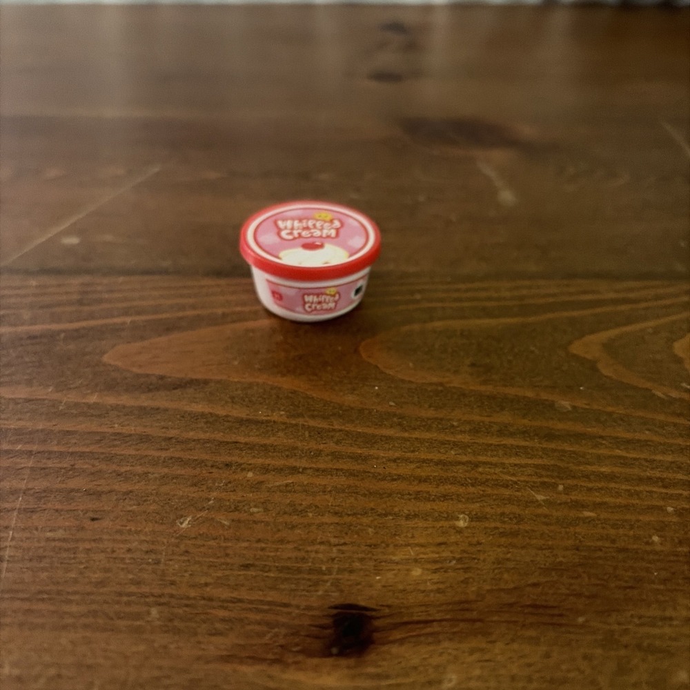 MGA Miniverse Make It Mini Hershey Food Valentine's Series 2 Whipped Cream‎
